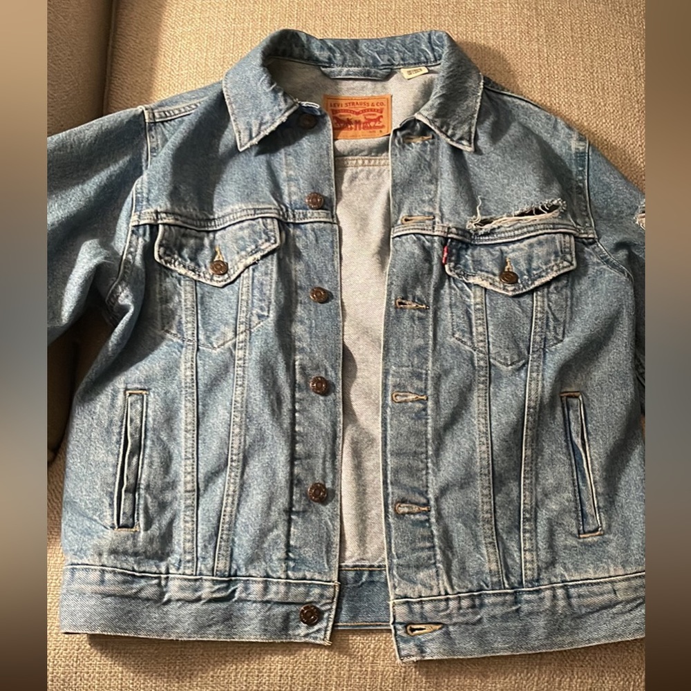 Like NEW Levi’s 90/ style jean jacket! Worn once!